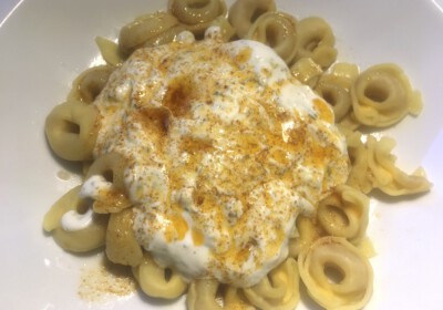 Mantı-Tortellini mit Joghurt- und Öl-Butter-Petersilie-Soßen-Mix