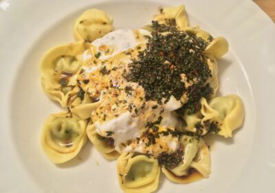 Mantı-Tortellini mit Joghurt- und Öl-Butter-Petersilie-Mix